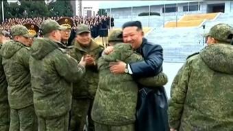Kim Jong Un Rusyadan dönen askerlere tek tek sarıldı