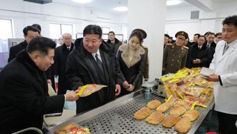 Kızını yanından ayırmıyor Kim, gizemli veliaht ile açılıştan açılışa koştu...