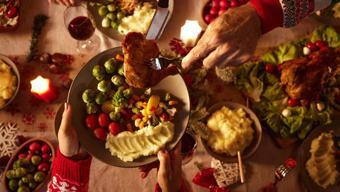 Yılbaşı akşamında yemek yerken pişman etmeyecek 10 altın kural