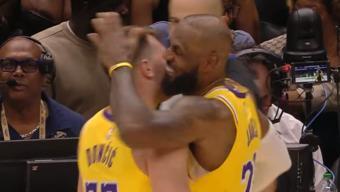 Lakersta LeBron James ve Luka Doncic sahnede