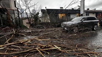 MEGAKENT İSTANBULU FIRTINA VURDU Çatılardan parçalar koptu, ağaçlar devrildi