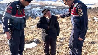 Ayakları çamur diye araca binmek istemedi Jandarmadan duygulandıran yanıt