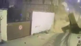 Beyoğlunda metruk binanın duvarı yola çöktü