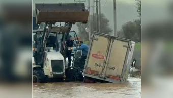  Yolda kalan sürücüyü böyle kurtardılar