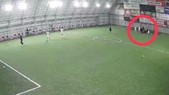 Ölüm halı sahada yakaladı Kalp krizi geçiren öğretmen hayatını kaybetti