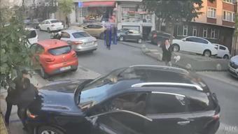 Kağıthane’de eşi benzeri görülmemiş kaza Sürücüsüz araç sahibini duvara sıkıştırdı