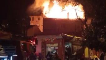 İstanbulda 3 katlı binanın çatısı alev alev yandı
