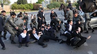 İsrail’de Harediler ayaklandı Otoyolu kapattılar, askeri polis şefinin evini bastılar…