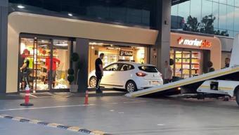 Otomobille akaryakıt istasyonu marketine daldı