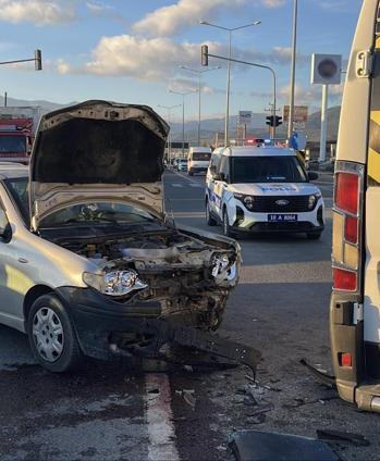 Balıkesirde öğrenci servisiyle otomobil çarpıştı: 8 yaralı