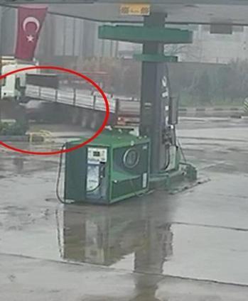 Otomobil TIR’ın dorsesine ok gibi saplandı