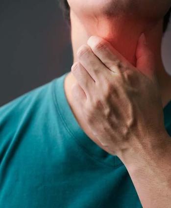 “Ses Kısıklığı ve Ağız İçi Yaralar Griptendir” Deyip, Gecikmeyin Baş ve Boyun Kanserlerinin İlk Sinyali Olabilir