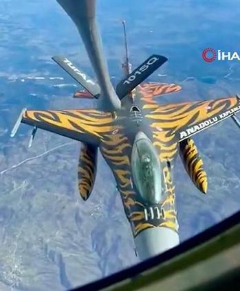 NATO, Türk F-16sını paylaştı: Romanyada nefes kesen yakıt ikmali