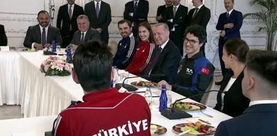 cumhurbaskani-erdogan-genclerle-bulustu-19-mayis-milletimizin-hur-ve-bagimsiz-yasama-kararliliginin-semboludur