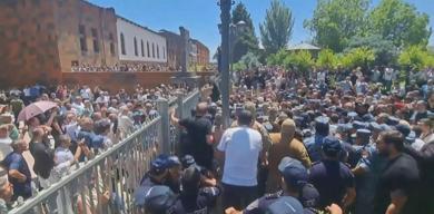 ermenistanda-gerilim-tirmaniyor-pasinyan-ve-kilise-arasindaki-atisma-kavgaya-donustu
