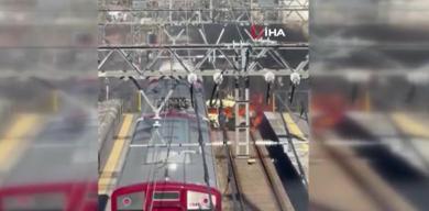 japonyada-otomobil-ile-yolcu-treni-carpisti