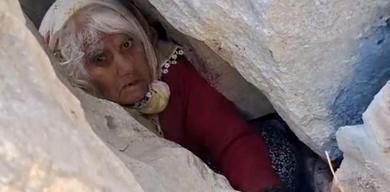 kayalikta-24-saatlik-mucize-kecileri-icin-daga-gitti-5-metrelik-yarikta-bulundu-ayse-teyzenin-hayatini-kurtaran-o-detay