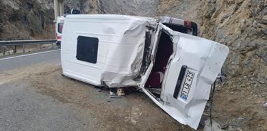 hakkaride-minibus-takla-atti-1i-agir-4-yaraili