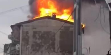 basaksehirde-3-katli-binanin-catisi-alev-alev-yandi