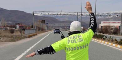 polisin-dur-ihtarini-uymayan-ehliyetsiz-surucuye-rekor-ceza