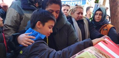 en-aci-kare-fatma-ogretmene-veda-annesine-son-sarilis