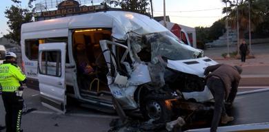 arnavutkoyde-minibus-kamyona-carpti-9-yarali