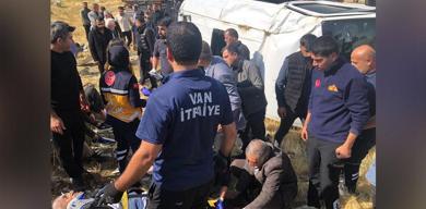 son-dakika-haberi-vanda-tir-ile-yolcu-minibusu-carpisti-yaralilar-var