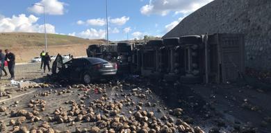 agrida-4-can-alan-feci-kaza-pancar-yuklu-tir-ile-otomobil-carpisti