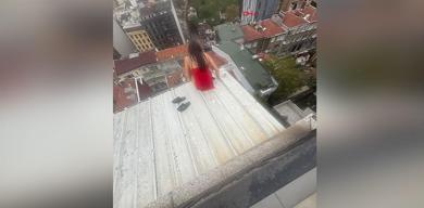 son-kare-sislide-catidan-dusen-kazakistanli-kadinin-olmeden-onceki-son-goruntusu-ortaya-cikti