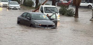 bodrumda-saganak;-cadde-ve-sokaklar-gole-dondu-araclar-yolda-kaldi