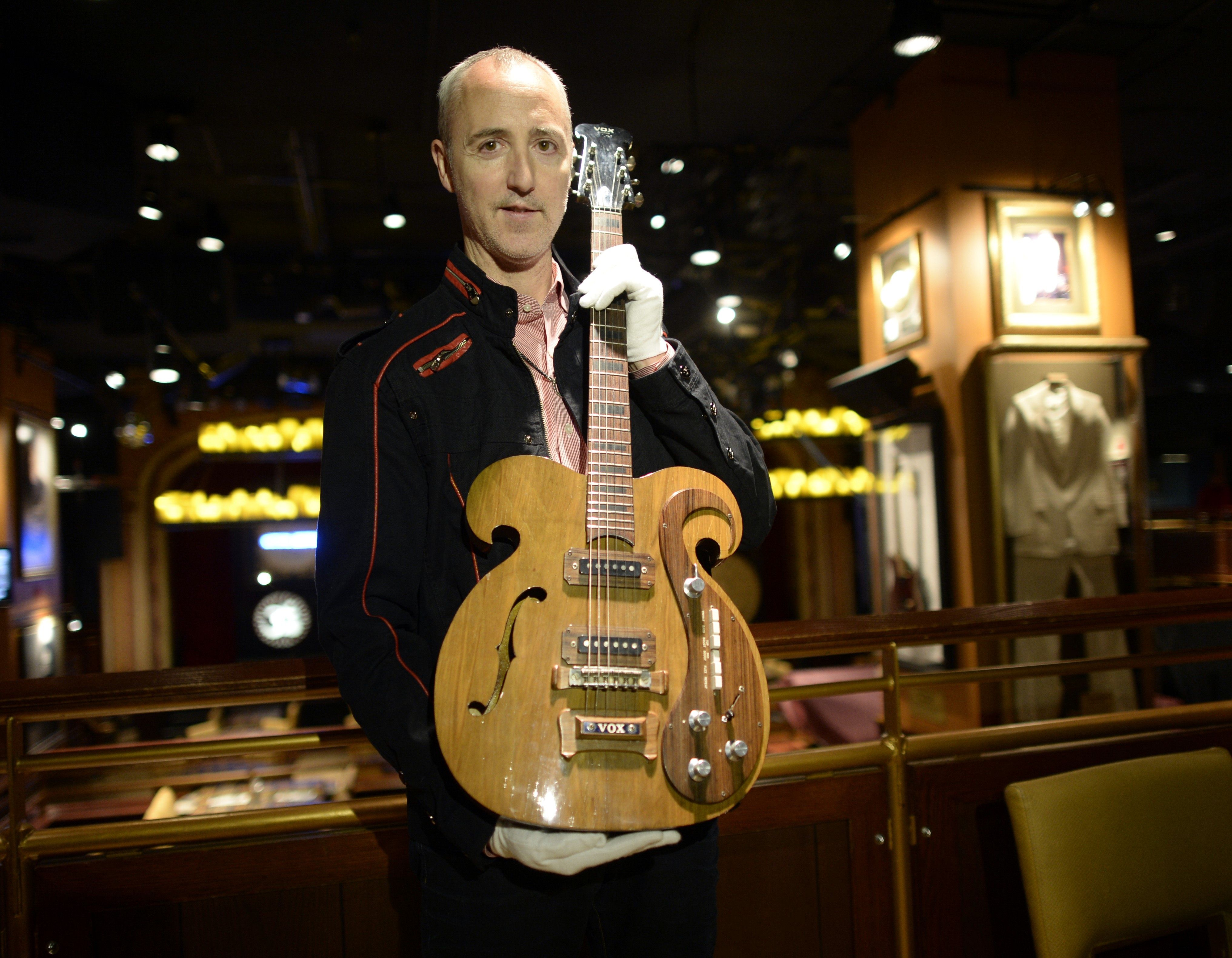 Beatlesa ait gitar, 408 bin dolara satıldı