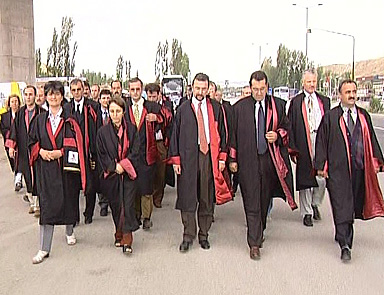 Akademisyenler isyanda
