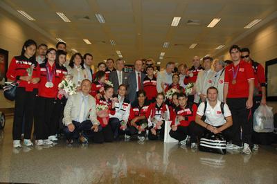 Paralimpik sporcularımız yurda döndü