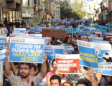 Öğrenciler ikinci öğretim harçları için ayaklandı