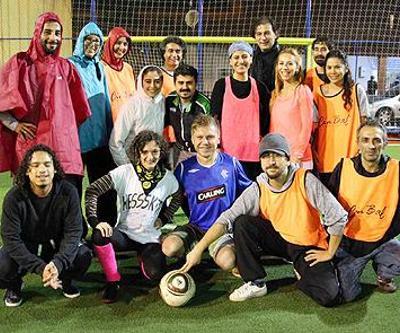 Kızlı erkekli halı saha maçı yaptılar