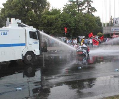 İzmirdeki Madımak protestosuna polis müdahalesi