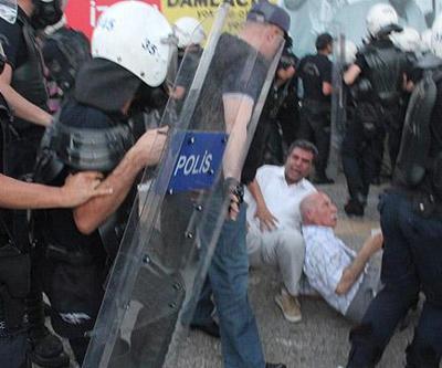 Polisten yere düşen yaşlı adama tekme