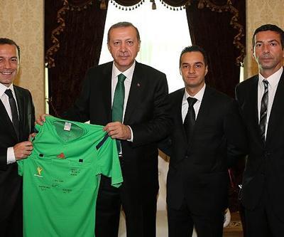 Cüneyt Çakır formasını Başbakan Erdoğana hediye etti