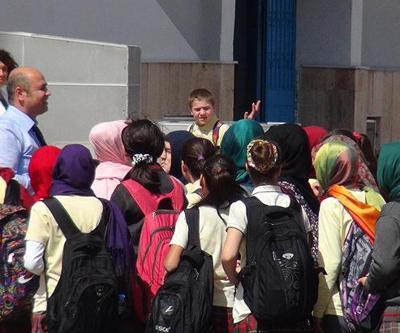 Konyada orta okul öğrencileri, başörtüsüyle derse girdi