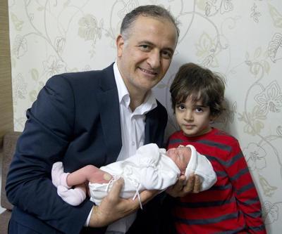 Serbest kalır kalmaz yeni doğan kızını görmeye gitti