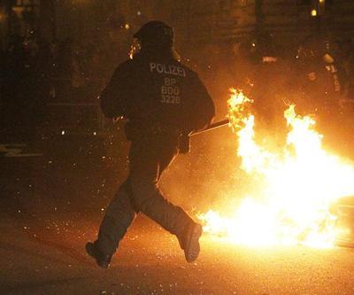 Almanyada binlerce kişi Pegida yürüyüşüne katıldı