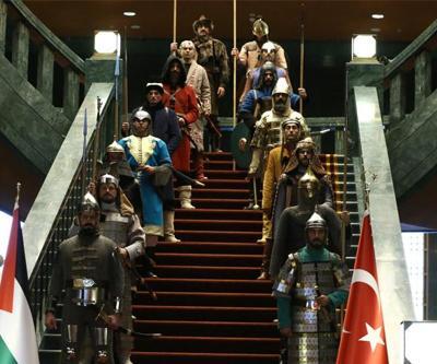 16 askerin kıyafetlerini diken tasarımcı konuştu