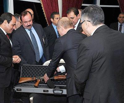 Putin, Sisiye Kalaşnikof hediye etti
