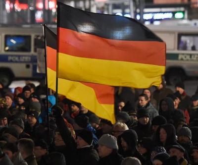 Pegida yandaşları sığınmacılara saldırdı