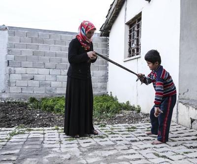 Suriyeli anne engelli oğlunu kaybolmaması için iple bağlıyor