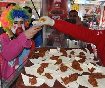 Tatlıses istedi, 1 ton çiğ köfte dağıtıldı
