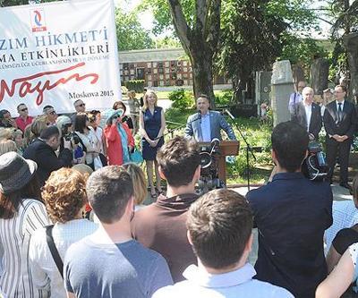 Nazım Hikmet Moskovada mezarı başında anıldı