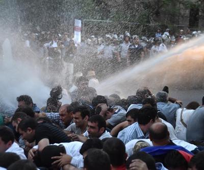 Ermenistanda halk sarayın kapısına dayandı