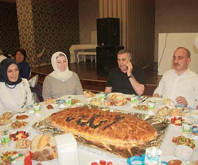 İftarda üzerinde Allah yazan pide