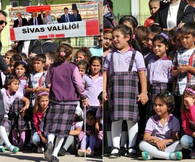 Protokoldekiler gölgede, öğrenciler güneş altında